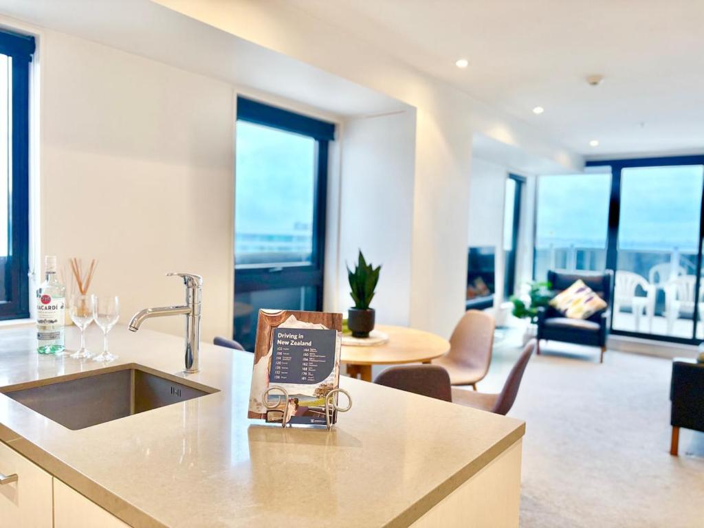 Sky Tower Views High-Floor Apt Pool Gym Access - Resim 30