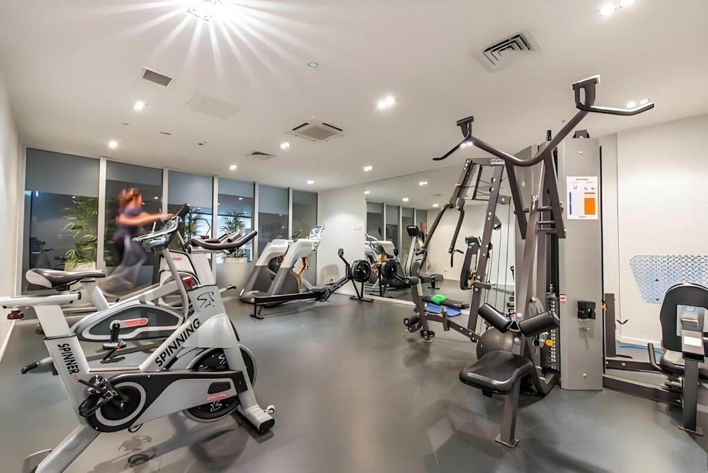 Sky Tower Views High-Floor Apt Pool Gym Access - Resim 33