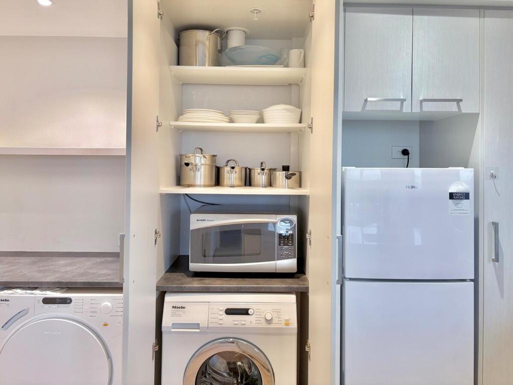 Sky Tower Views High-Floor Apt Pool Gym Access - Resim 41