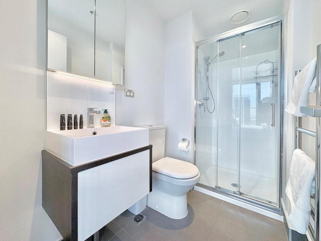 Sky Tower Views High-Floor Apt Pool Gym Access - Resim 2