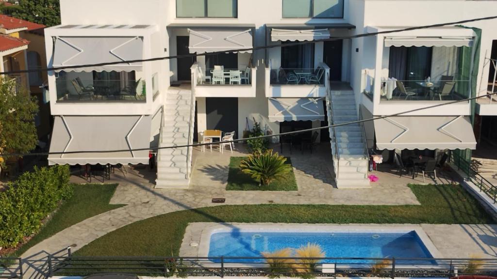 Luftaufnahme eines Hauses mit Swimmingpool in der Unterkunft Apartment Mitko in Ofrynio