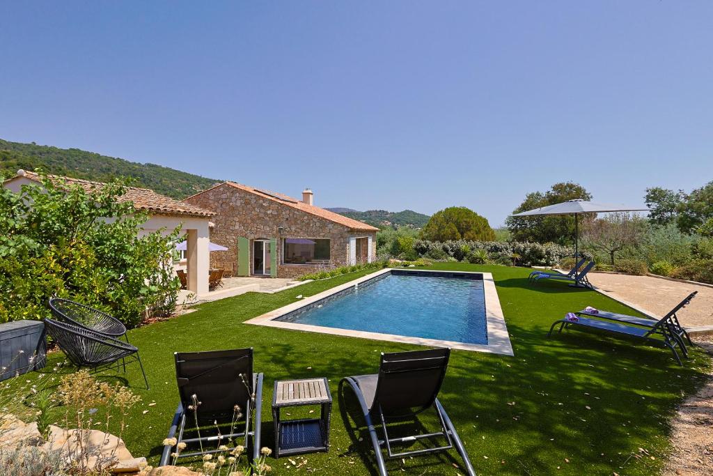 une cour avec des chaises et une piscine dans l'établissement Villa les prés, au Plan-de-la-Tour