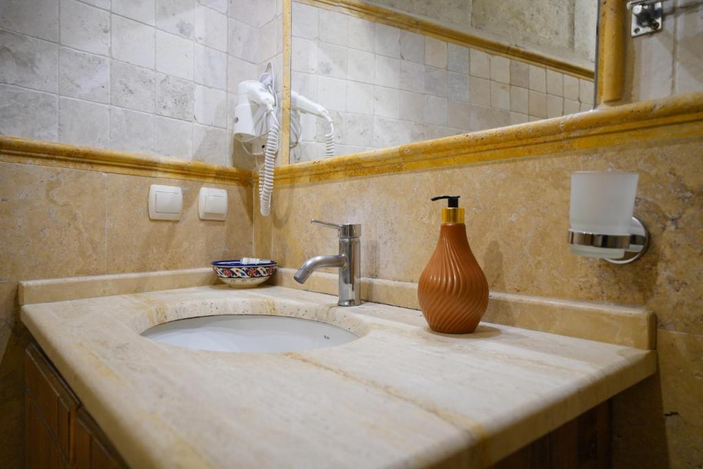 Harman Cave Hotel - 12