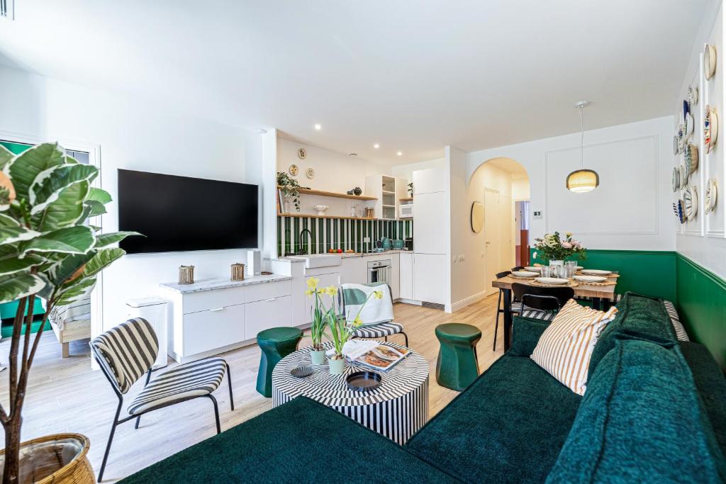 un salon avec un canapé et une télévision dans l'établissement NEW! Remodeled & Spacious 4 Bedroom - 3 Bath - Heart of Nice - AC in all rooms - With a large elevator, à Nice