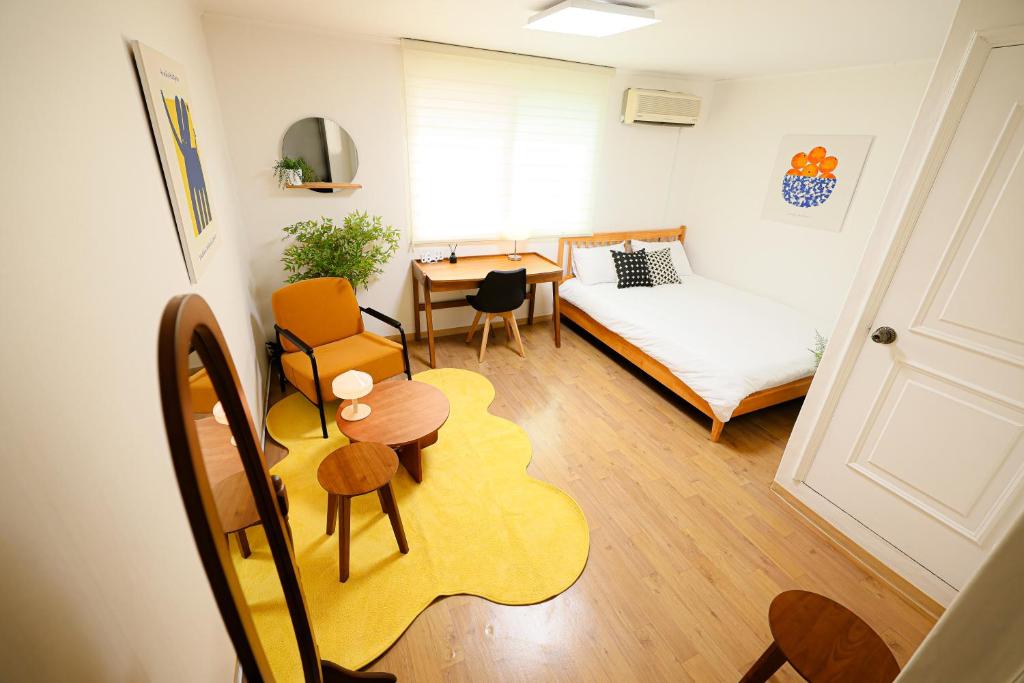 a small living room with a bed and a table at Daechi Stay#Gangnam#COEX#Concert KSPO#강남세브란스병원#대치동학원가 in Seoul