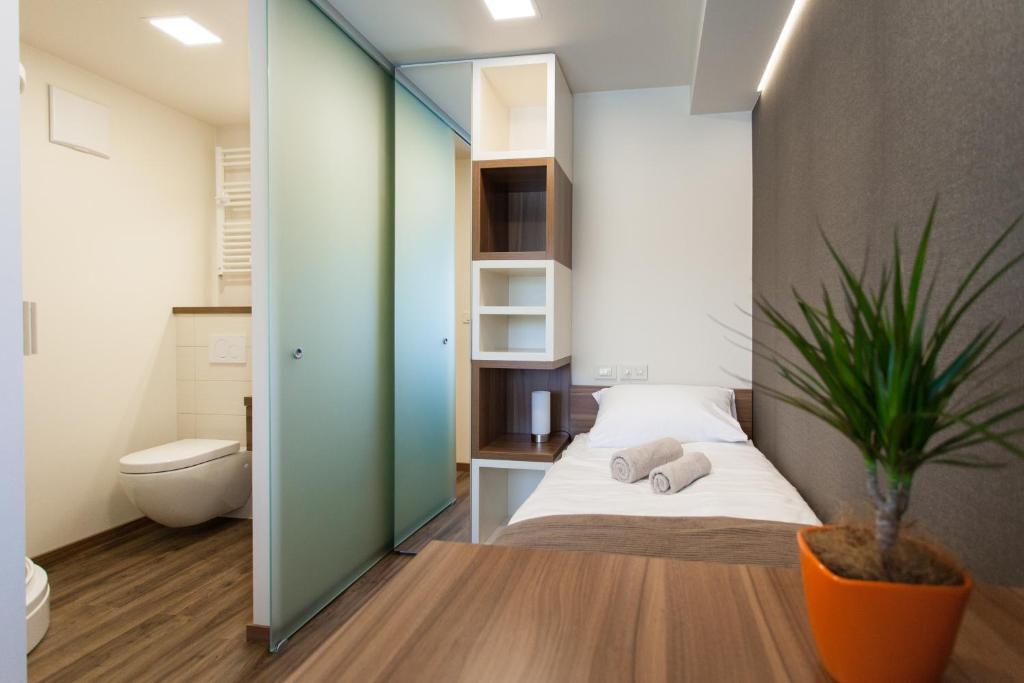 Voodi või voodid majutusasutuse Hotel Pomaranča toas