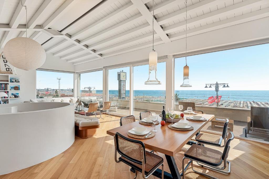 Curated visual reference: Picture Idea: Golden Luxe Penthouse Diamond In The Sky With A Sea
