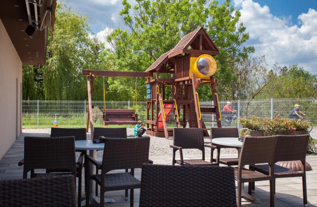 Rõdu või terrass majutusasutuses Hotel Pomaranča