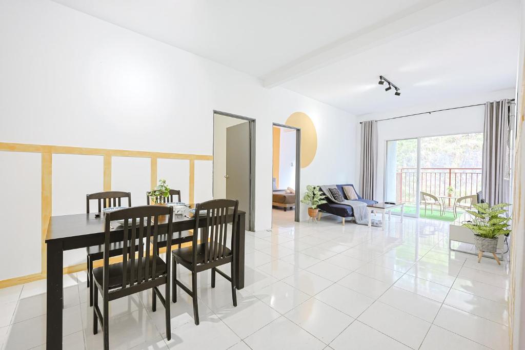 Ruang duduk di Charming Family Getaway with Home Comforts Clover Home 2-23A