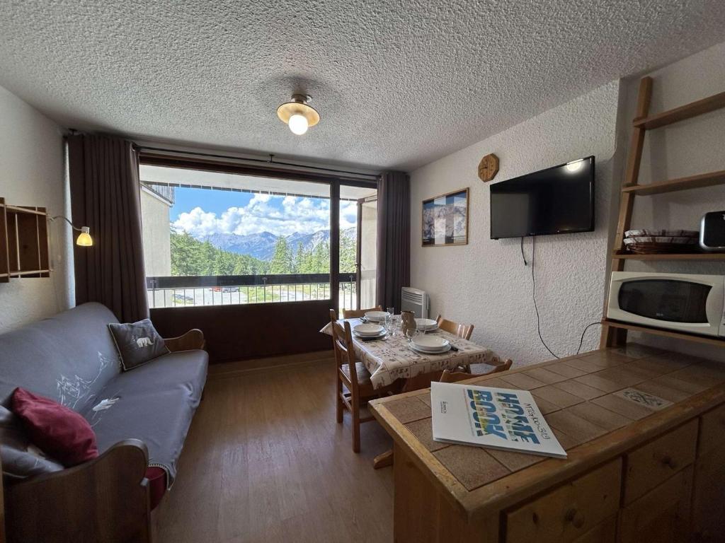 un salon avec un canapé et une table dans l'établissement Studio cosy au ski pour 4 avec balcon, parking et wifi à Montgenèvre - FR-1-330D-95, à Montgenèvre
