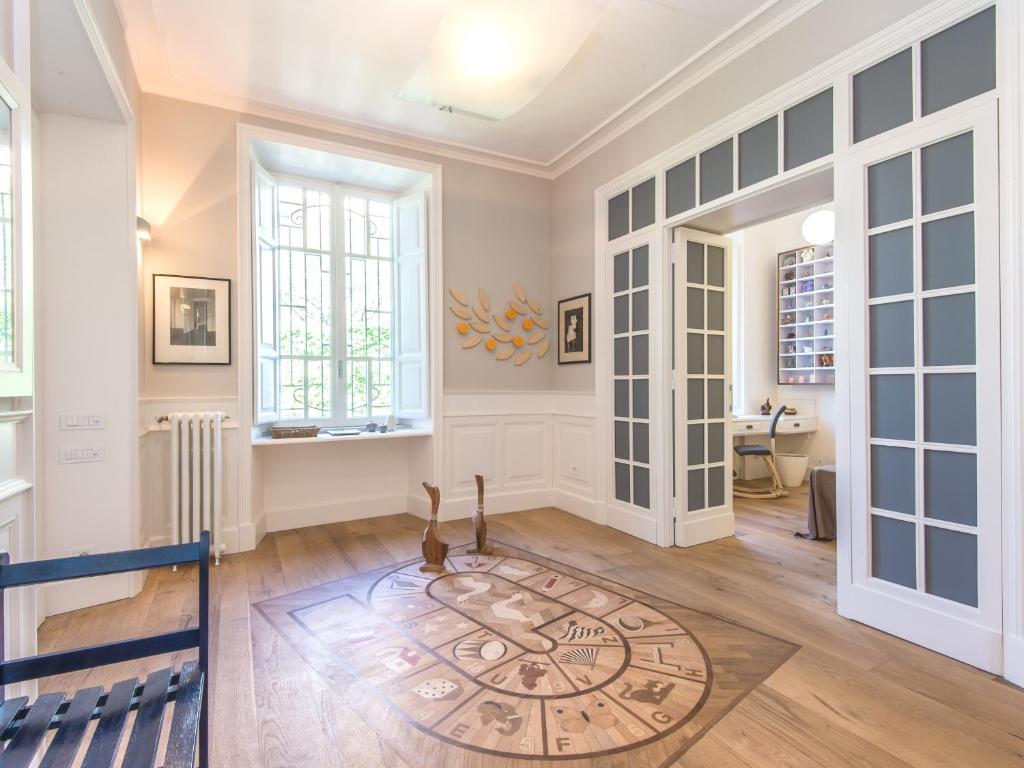 a living room with a rug on the floor at Villa Michelangelo MEDIUM in Rome