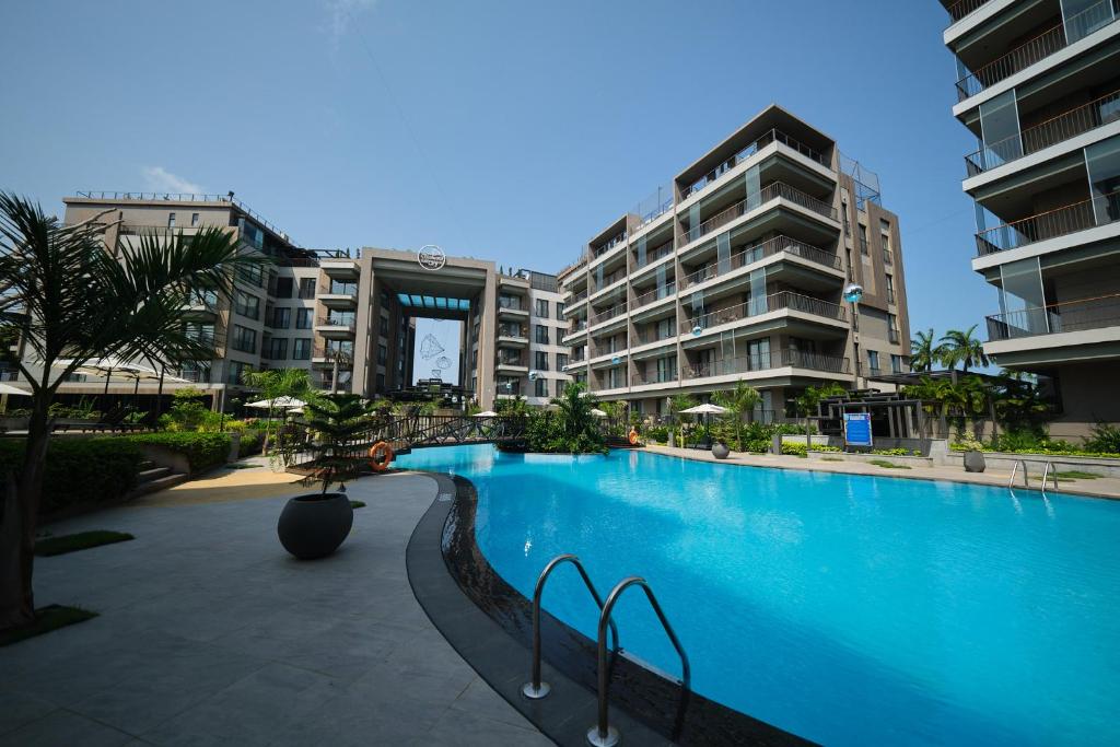 una gran piscina frente a un edificio en The Diamond In City Luxury Suites By ZENORA Living, en Accra