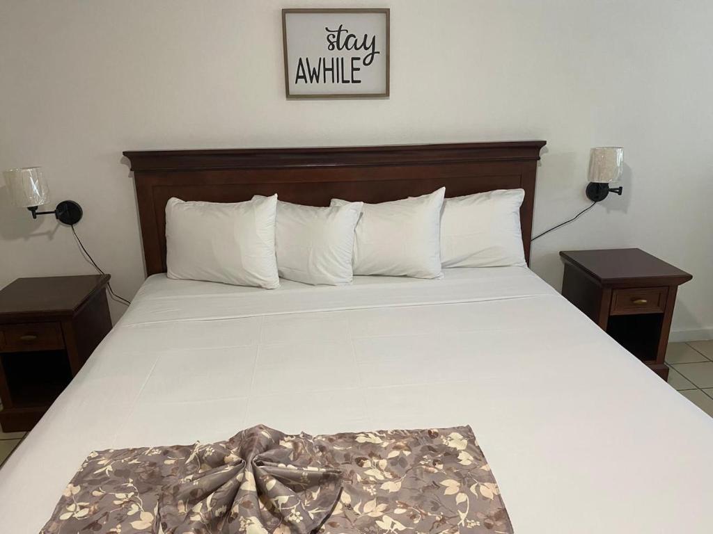 Postel nebo postele na pokoji v ubytování Pineapple Court Hotel