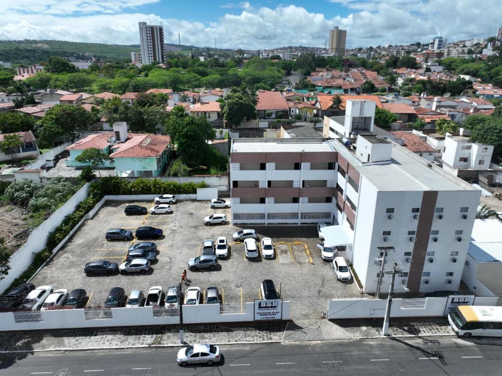 eine Luftaufnahme eines Parkplatzes in einer Stadt in der Unterkunft FLATS CAMPINA GRANDE - BSH FLATS - Melhor custo benefício in Campina Grande