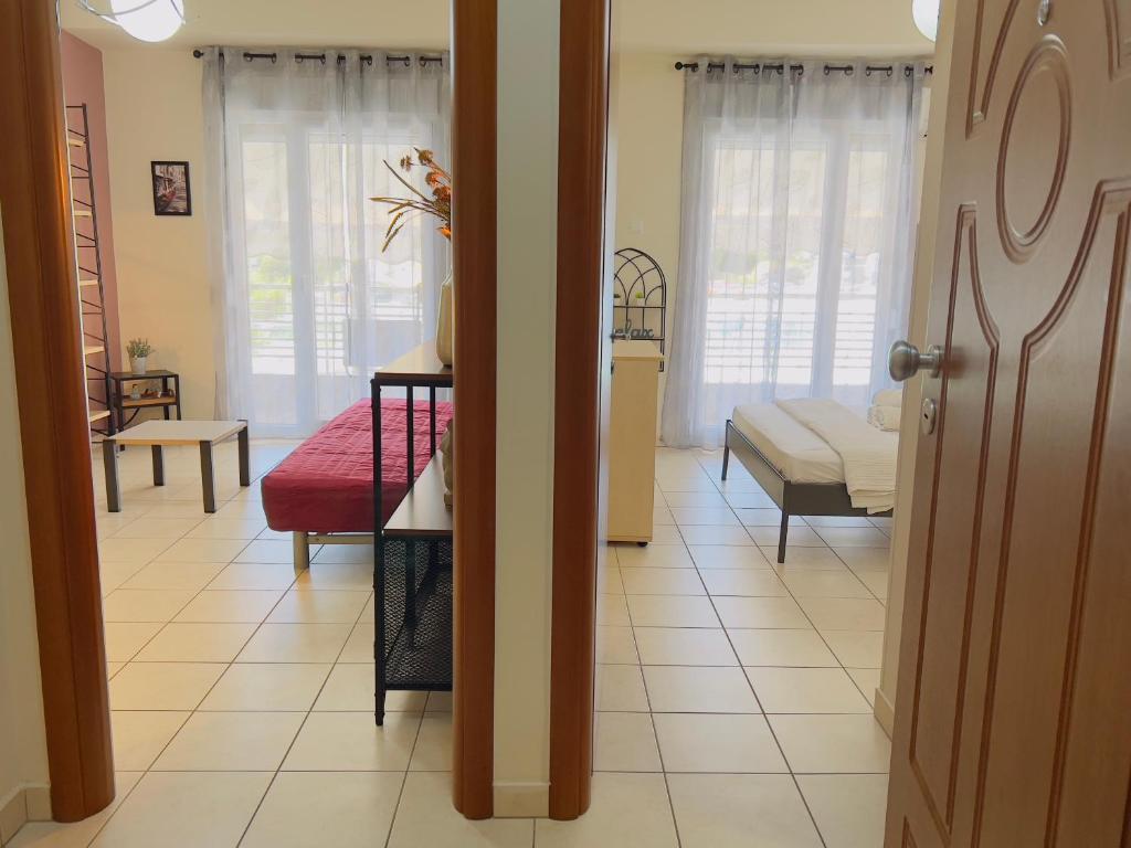 vista su un soggiorno con letto e tavolo di The Romantic Traveller a Kavala