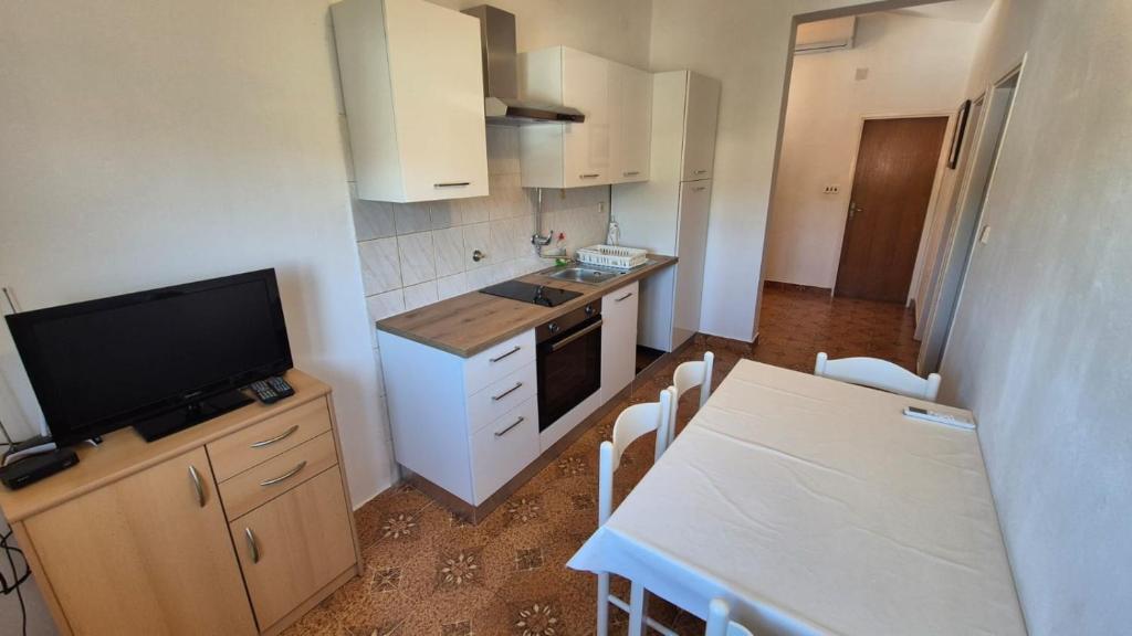 Kuchyň nebo kuchyňský kout v ubytování Apartmani Ždrelac