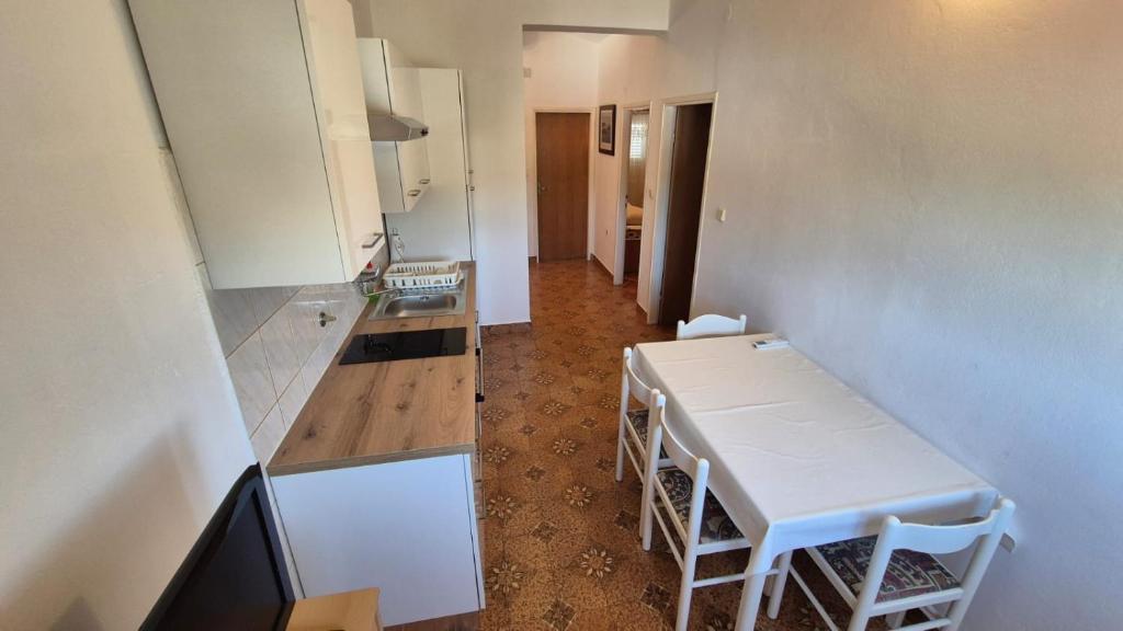 Kuchyň nebo kuchyňský kout v ubytování Apartmani Ždrelac