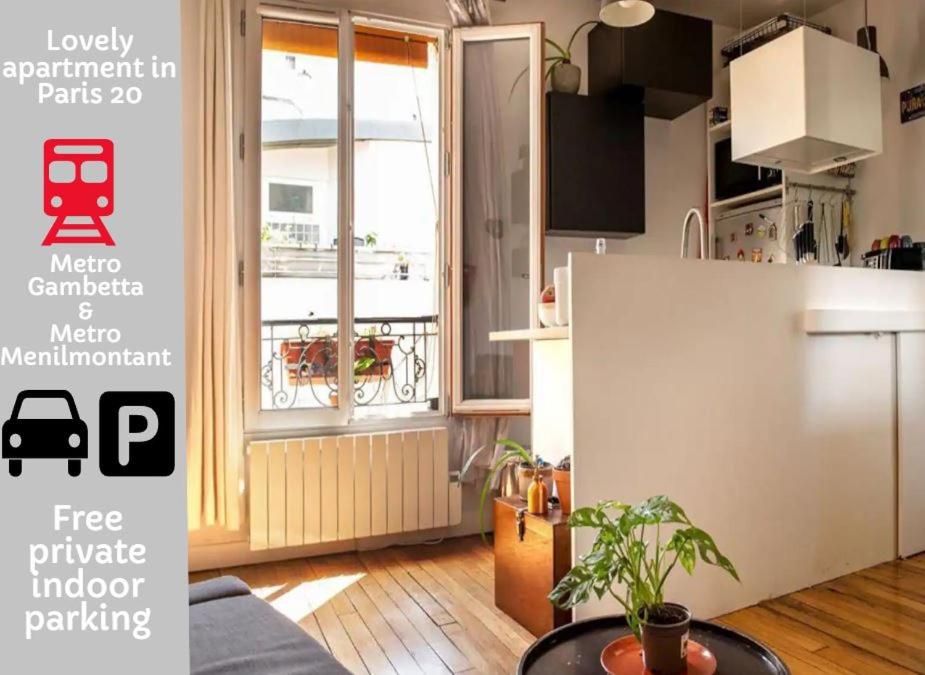 - une cuisine avec un réfrigérateur et une table dans la chambre dans l'établissement Lovely Paris appartment, à Paris