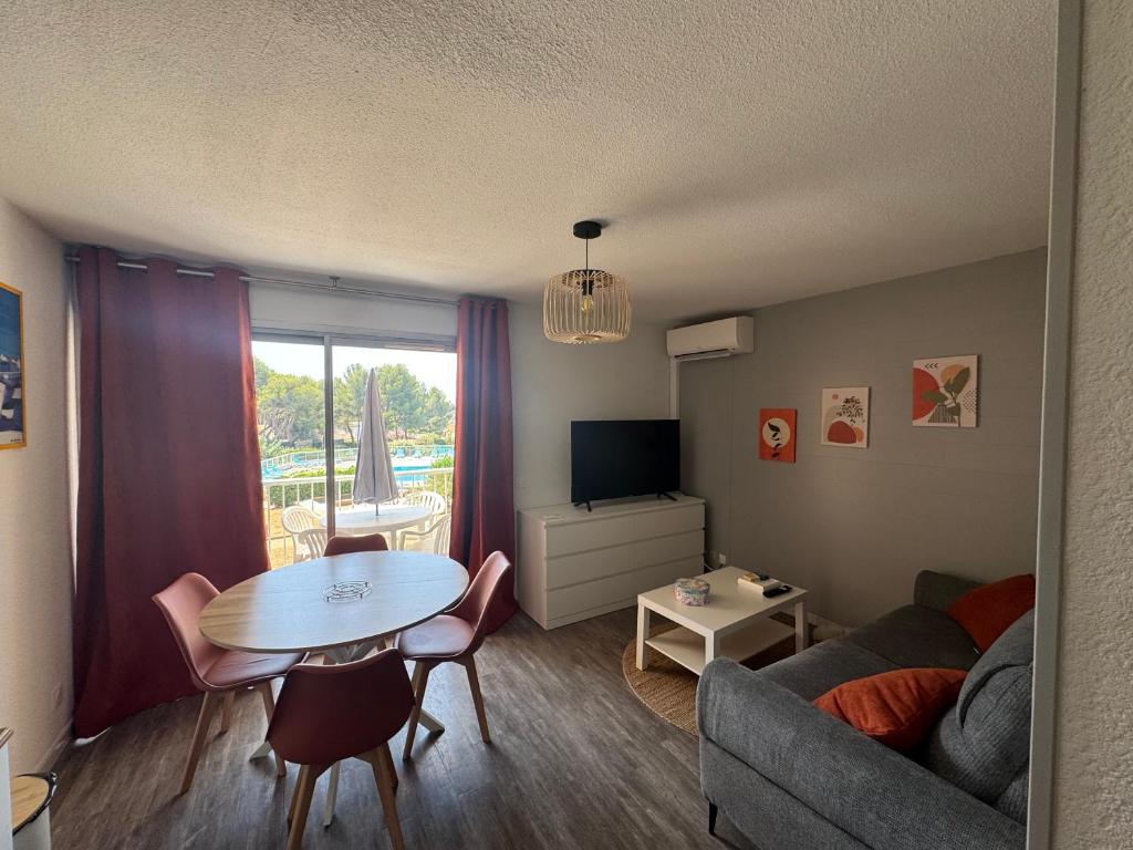 Oasis 34 في بالاروك ليه بان: غرفة معيشة بها طاولة وأريكة