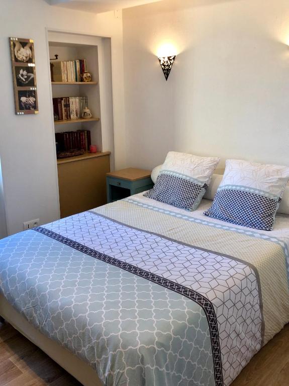 une chambre avec deux lits et une étagère dans l'établissement S19 Parking 1 chambre 1 à 2 personnes, facile d'acces A77, Nevers Magny Cours, à Imphy