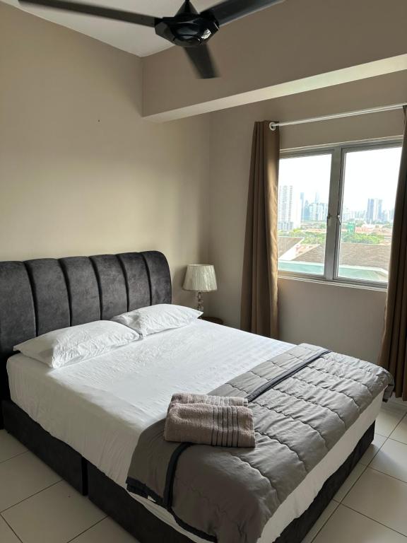 安邦Cozy 2BR Apt AxisAtrium Mall wPool Pandan Indah Ampang Kuala Lumpur的一间带大床的卧室，带窗户