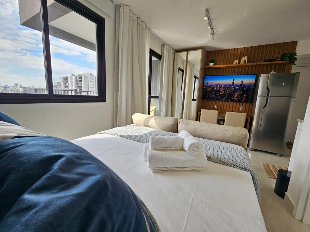 a room with two white towels sitting on a bed at Studio with a wonderful view! in São Paulo
