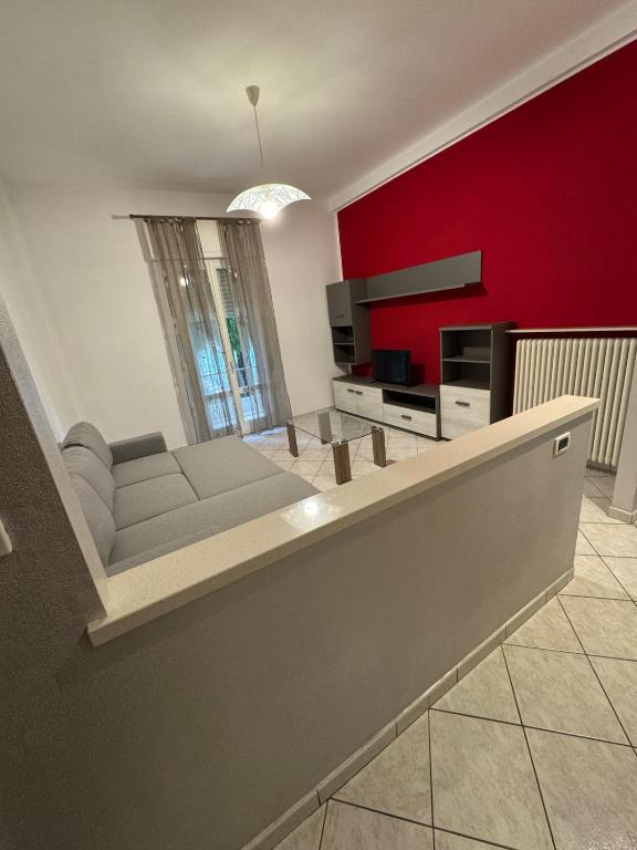 a living room with a couch and a red wall at Casa Clube Mantova in Mantova
