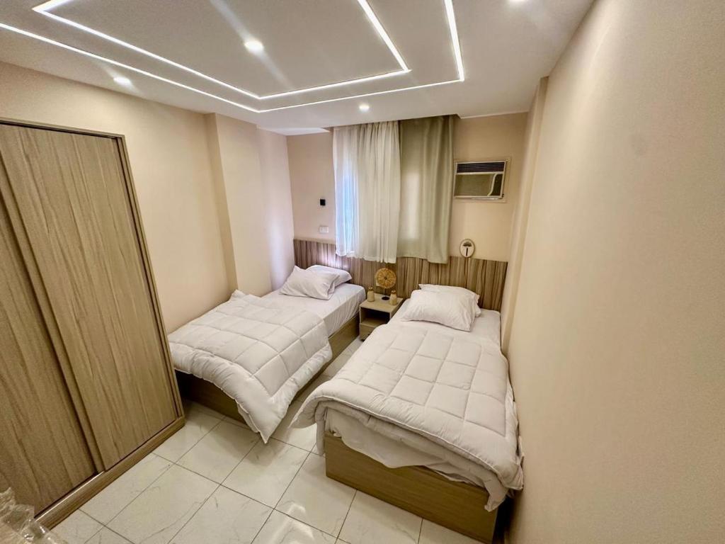 Guest rest view INN客房内的一张或多张床位