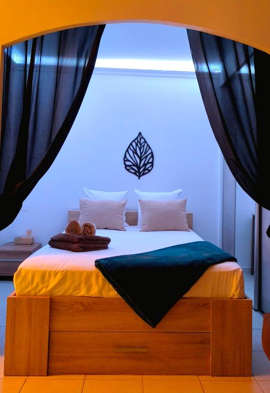 - une chambre avec un lit et des rideaux noirs dans l'établissement Studio lumineux et spacieux Juan les pins, à Antibes