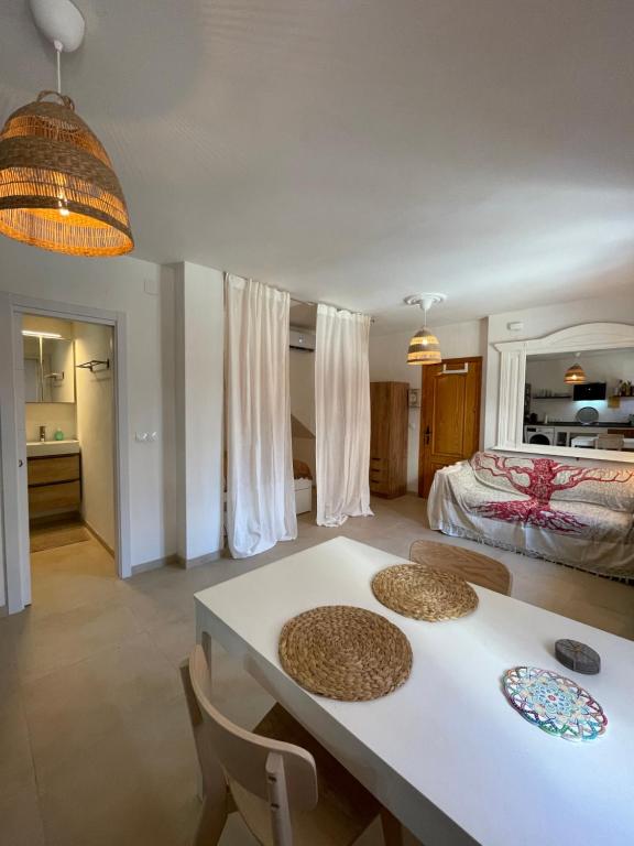 En eller flere senge i et værelse på Sun and Sea Modern Studio El Palo 1 min to Beach