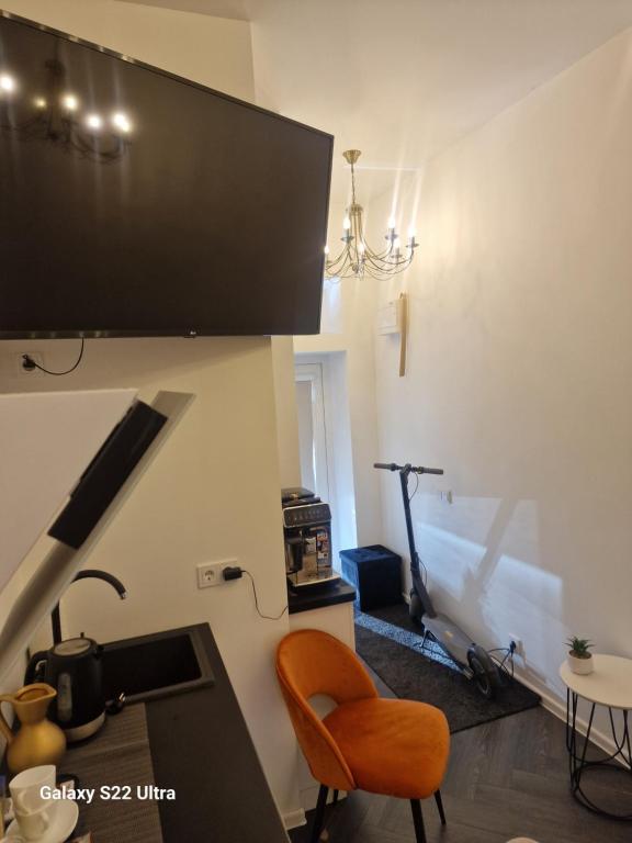 een woonkamer met een stoel en een loopband bij Kaunas Studios - RentA Studio 16 in Kaunas