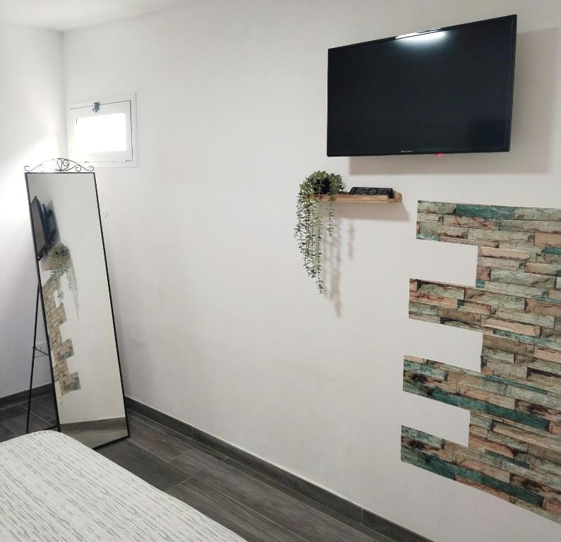 Una televisión o centro de entretenimiento en Grace Home