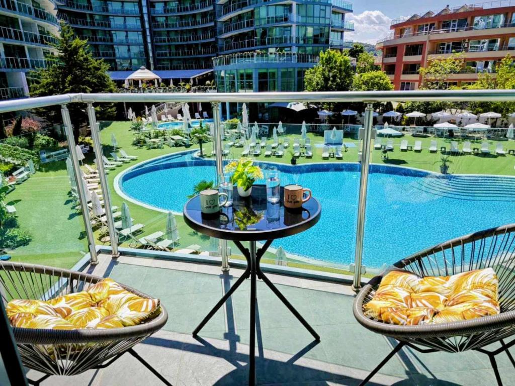 Πισίνα στο ή κοντά στο Sunny Cozy Apartment Primorsko