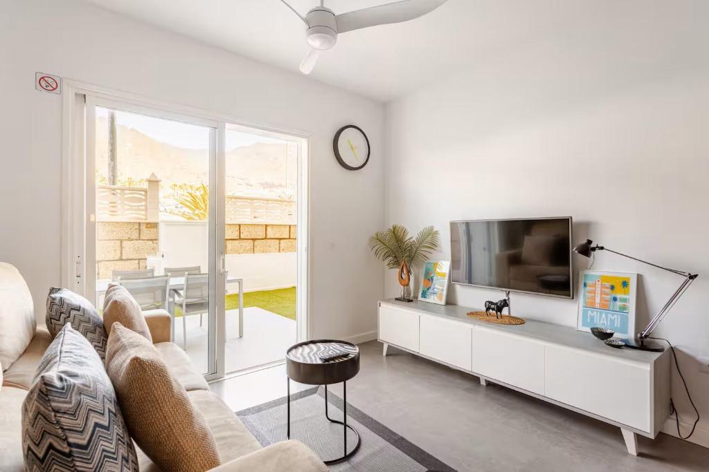 TV a/nebo společenská místnost v ubytování ALMA Elegant Suite Apartment