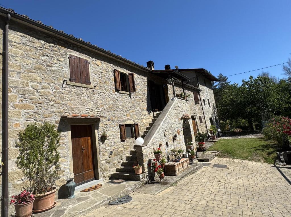 ein Steingebäude mit einer Tür und einigen Pflanzen in der Unterkunft Casetta Girasole - Monterchi in Monterchi