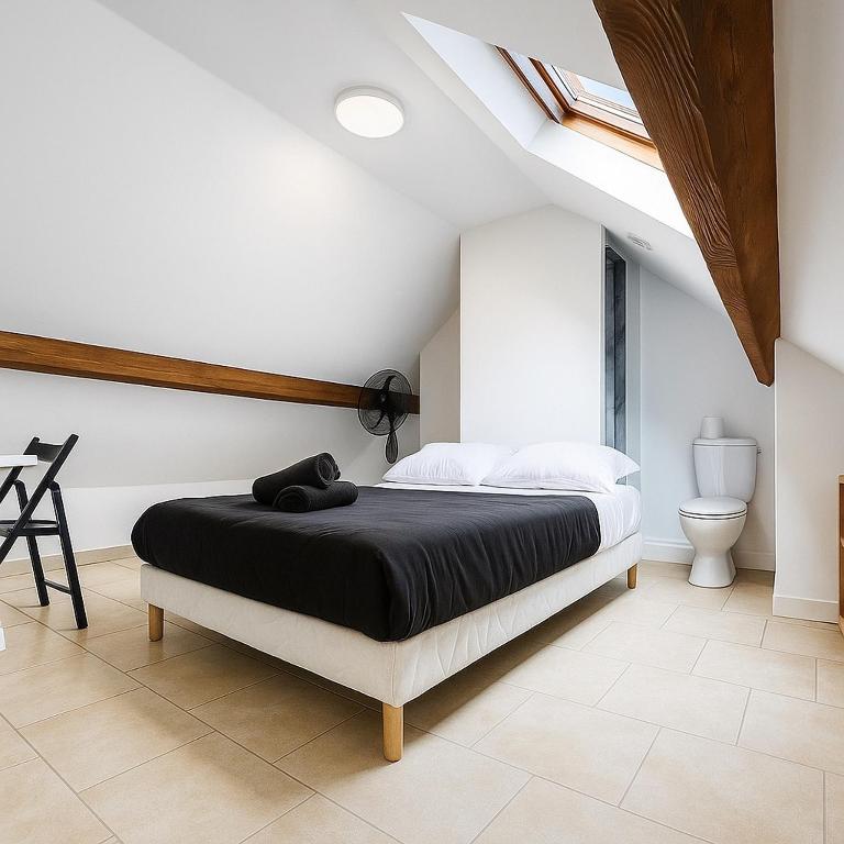 une chambre blanche avec un lit et une fenêtre dans l'établissement Anh Dao 4 - Studio, centre ville, Université , Disneyland, à Champs-sur-Marne