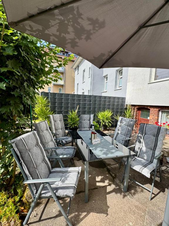 a group of chairs and a table on a patio at Traumzeit-Ferienwohnung in Eisenach