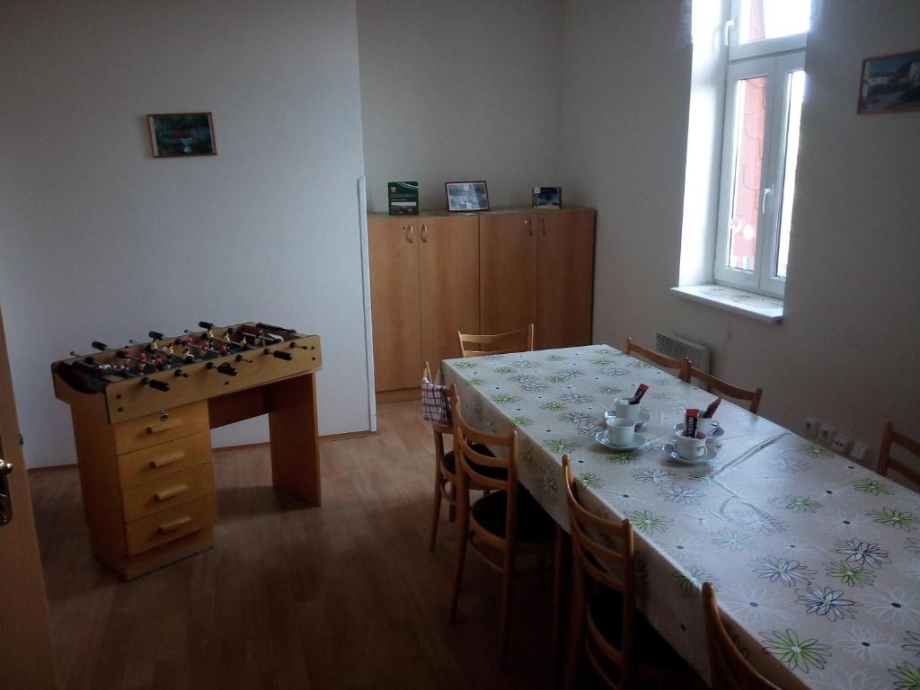 Cette chambre comprend une table, une table et des chaises. dans l'établissement Havranův dům Suchohrdly, à Suchohrdly
