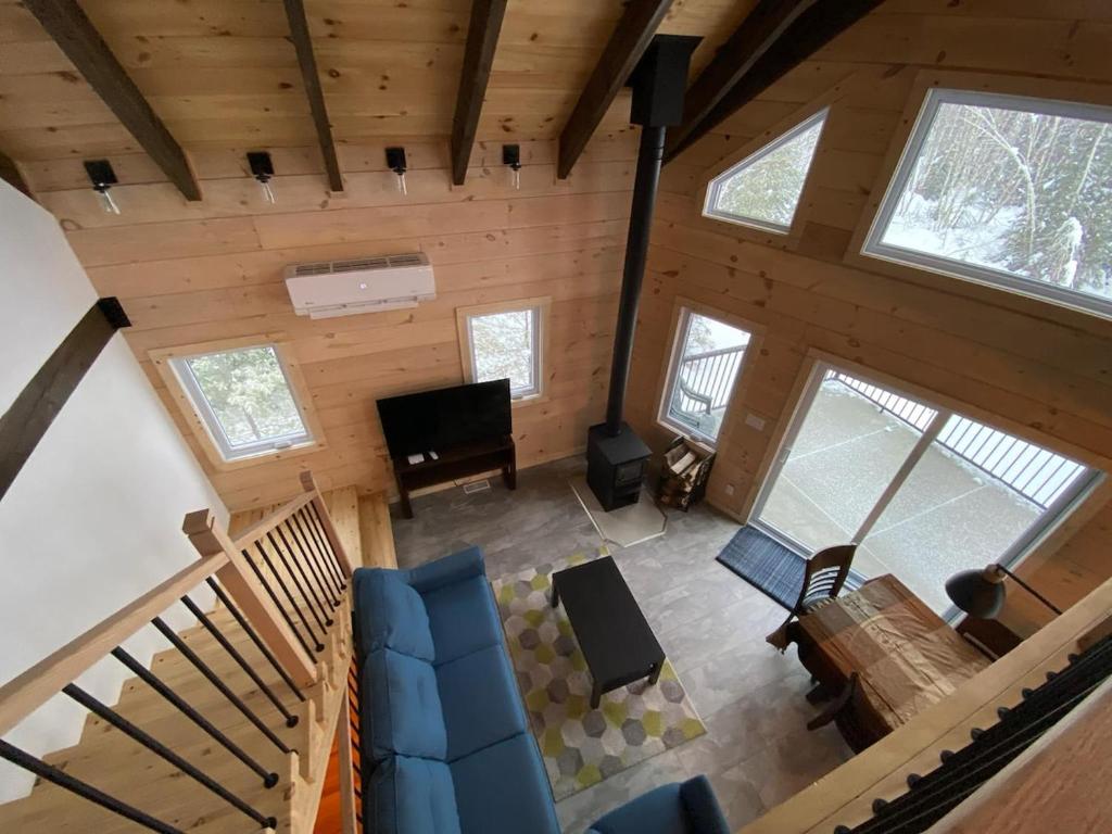 einen Blick über ein Wohnzimmer in einem Blockhaus in der Unterkunft Chalet au coeur des montagnes in LʼAnse-Saint-Jean