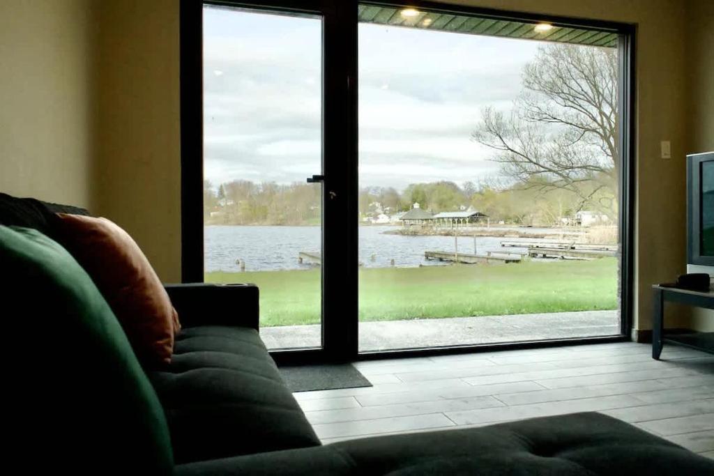 Una sala de estar con un sofá y una gran puerta corrediza de vidrio. en 1-bedroom Townhouse in Harwood #3, en Harwood