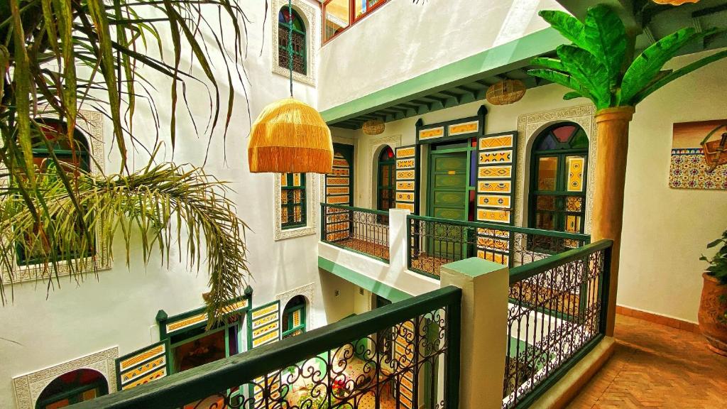 un bâtiment avec un balcon avec des plantes dessus dans l'établissement The Little Hara, à Marrakech