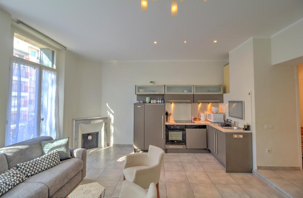 un salon avec un canapé et une cuisine dans l'établissement ALC - CAR40 - 11 min Palais - beaches, à Cannes