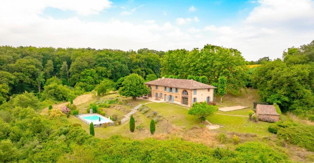 an aerial view of a house with a swimming pool at Magnifique grand gîte entier avec piscine et vue in Lézat-sur-Lèze