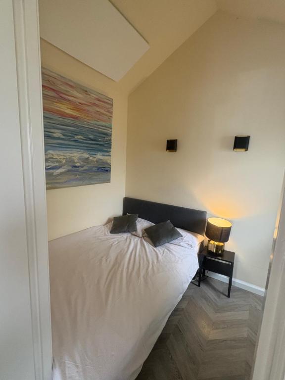 Ένα ή περισσότερα κρεβάτια σε δωμάτιο στο Renovated & private Tinyhouse Den Haag short stay appartment