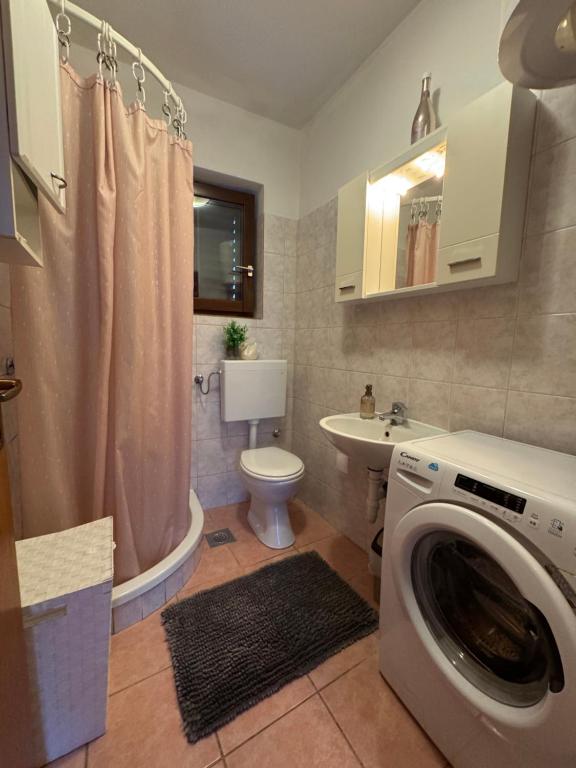 Koupelna v ubytování Apartmani Meri