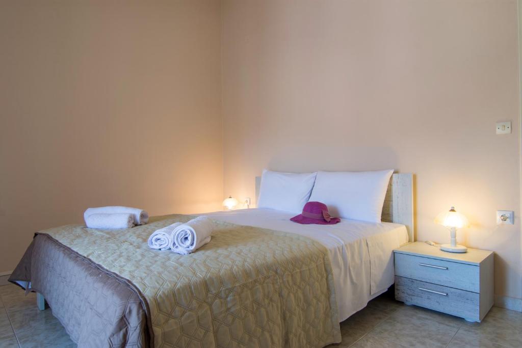 Postel nebo postele na pokoji v ubytování Paxos In Square (Apartment Amfitriti)