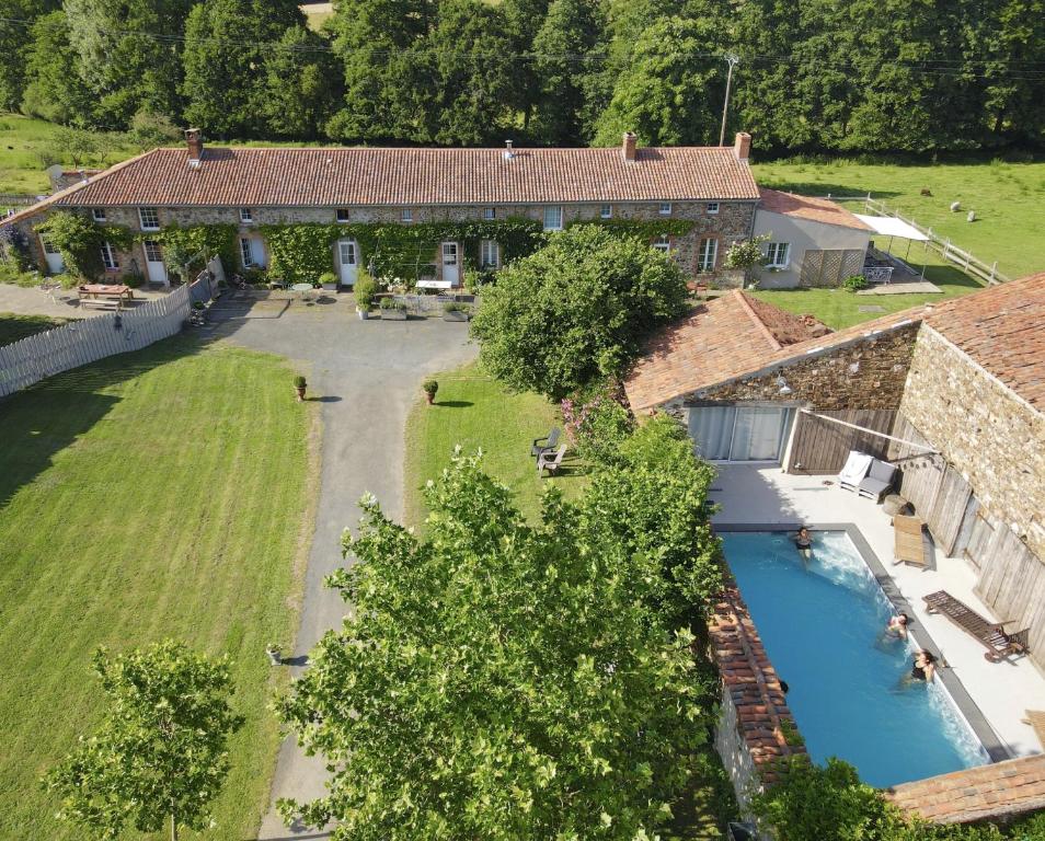 Πισίνα στο ή κοντά στο Chambre studio au Bord de la Piscine chauffée et privée pour vous le soir !
