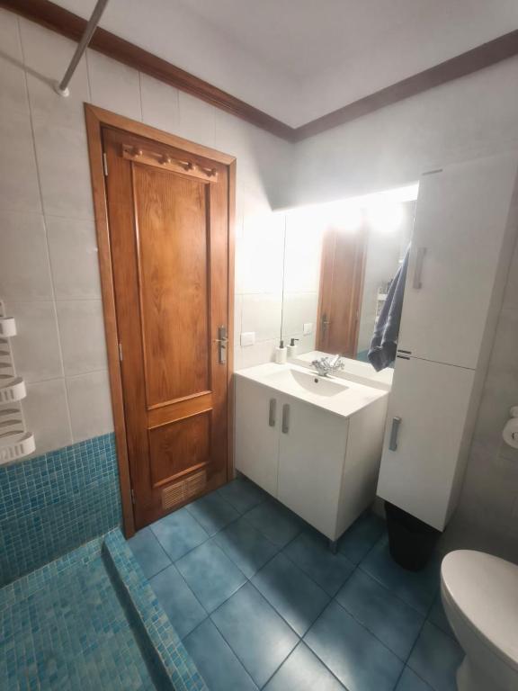 łazienka z umywalką i drewnianymi drzwiami w obiekcie Big Room at Villa Lila w Puerto de la Cruz