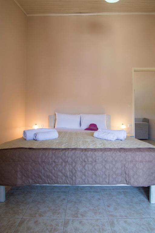 Postel nebo postele na pokoji v ubytování Paxos In Square (Apartment Amfitriti)