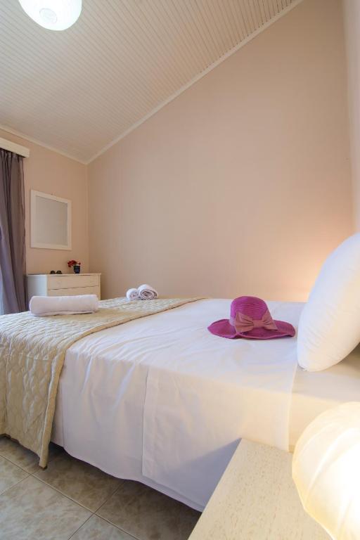 Postel nebo postele na pokoji v ubytování Paxos In Square (Apartment Amfitriti)